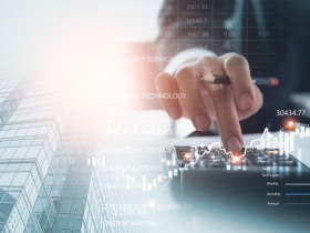 AI狂潮下的投資新邏輯：當資訊貶值、知識廉價，投資要買「重」不買「輕」