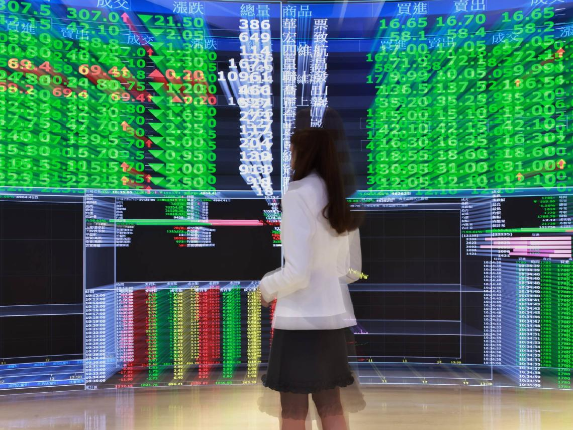 台股崩跌2千點、0050股價81➝72.X元能抄底？分批怕「還沒買完就漲」…達人曝加碼鐵律「跌●%可直接All in」