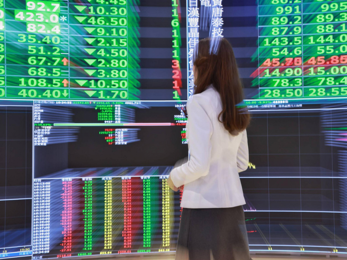 美伊戰爭嚇趴全球股市…2000萬桶原油受困荷莫茲海峽 馬年最強飆股，群創攜睿生光電開法說｜今周重磅