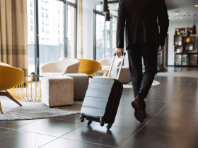 身家630億卻無家可歸！他賣光豪宅、以飯店為家，靠「居無定所」年收入翻30倍：別讓35年房貸成為人生枷鎖