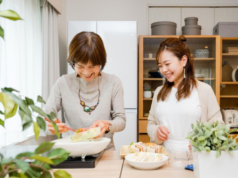 從煮飯到抱孫都小心，就怕多說一句被當「惡婆婆」…心理師剖析60歲世代集體焦慮：沒人天生會當婆婆