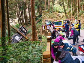 杉林溪遊園巴士1死7傷，夫妻爬山天人永隔…失控翻落30米山坡畫面曝光！肇事司機為何會去擦撞山壁？