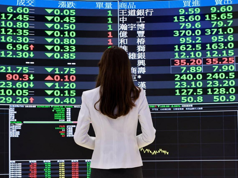 群創(3481)股價12➝30元還能追？為何散戶狂買？欣興(3037)、群聯(8299)...3檔熱門股解析：這2檔有機會再漲50%