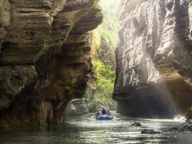 斐濟一條河的故事！旅遊收益助孩子上學 年控制4500名遊客 回饋部落逾3000萬