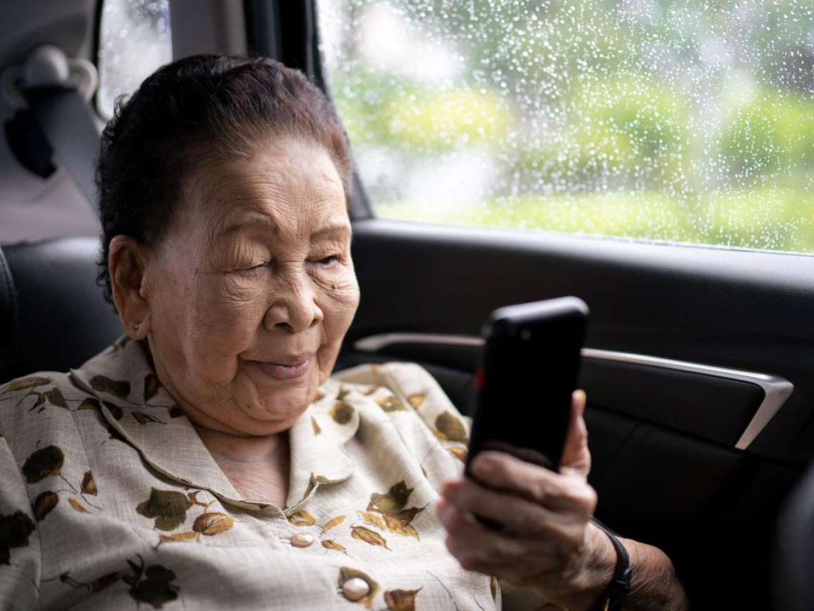 沒有紅毯掌聲，奶奶仍被隆重牽進日常，出門、運動都是儀式感：有些浪漫，即便老去也能擁有