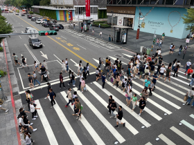 綠燈閃爍時可以過馬路嗎？交通新制上路！「小綠人快跑」為何不再奔跑原因曝光…一文看懂新規則