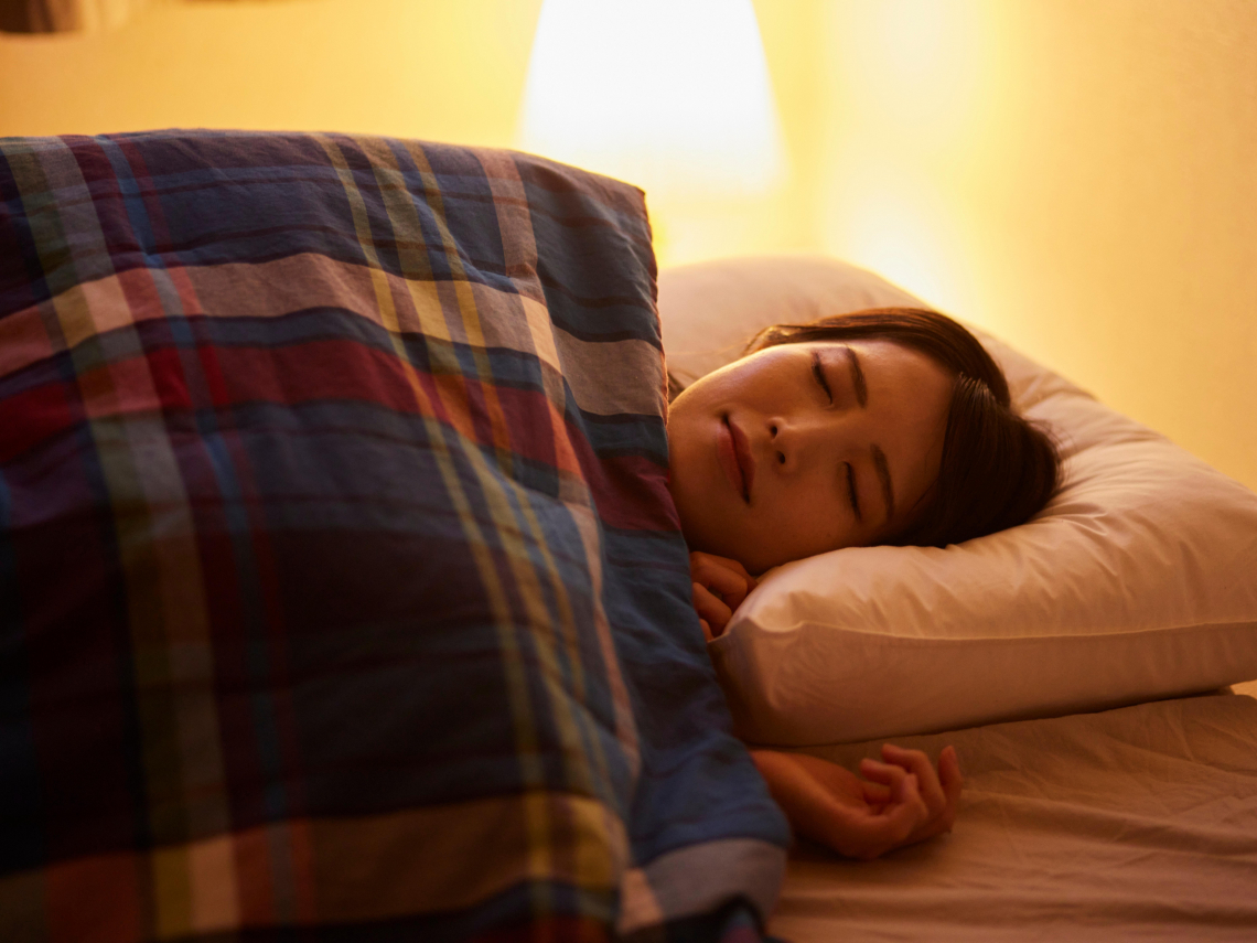 睡覺別開小夜燈？太亮恐中風、心衰竭風險增加56%...甚至越睡越胖，「3壞處」也跟著來