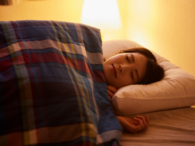 睡覺別開小夜燈？太亮恐中風、心衰竭風險增加56%...甚至越睡越胖，「3壞處」也跟著來