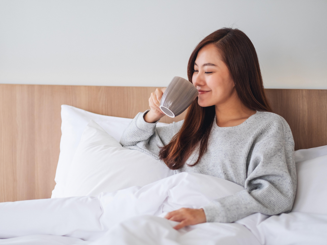 睡不好不只咖啡害的！「3大隱形睡眠殺手」越喝越清醒…營養師激推「三餐最佳配角」：超助眠