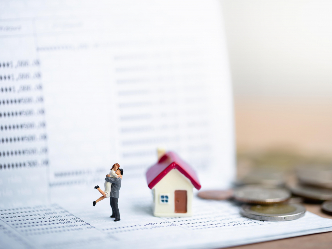 夫妻靠4萬退休金過活不敢旅遊，意外翻出遺忘30年文件「存款秒多1700萬」…雙手顫抖：這不是在做夢