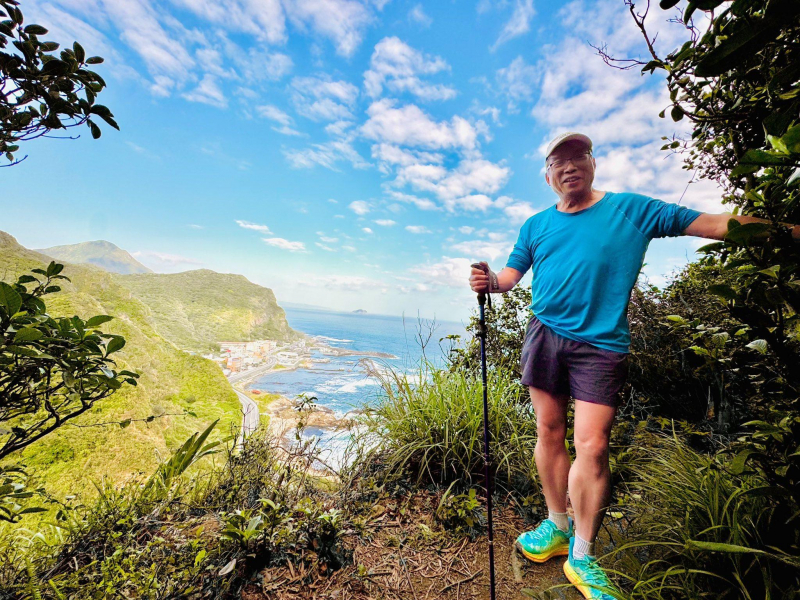 謝金河挑戰黃金八稜！拉繩攀岩陡升200米，驚呼「刺激度不輸劍龍稜」：山海美景只有登上山巔才能感受