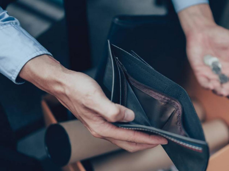 50歲攝影記者中年失業、2萬5房租付不出，後悔10年前沒買房：租屋被嫌「老人不租」，才知老後沒房多卑微