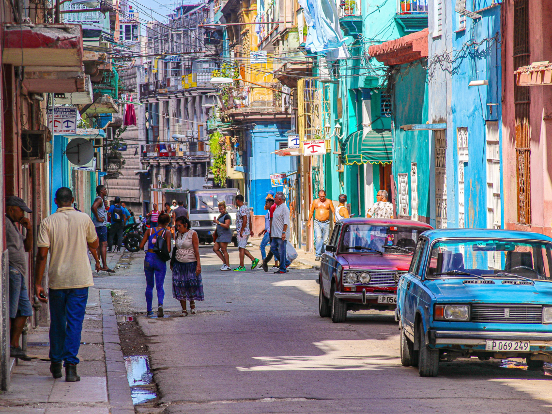 當醫生月薪36美元、有男人抱小孩賣老婆…古巴在美國「窮困」70年後終於出來面對，能有空前改變？