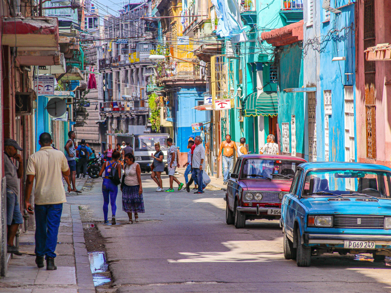 當醫生月薪36美元、有男人抱小孩賣老婆…古巴在美國「窮困」70年後終於出來面對，能有空前改變？