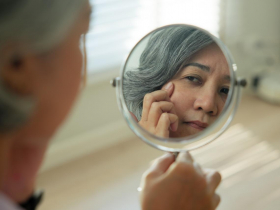 糖尿病前期「看臉就知道」！眼袋浮腫、中年爆痘、嘴唇乾裂…醫曝7大警訊：中3項快驗血糖