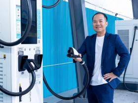 快充站數超車特斯拉！源點科技EVOASIS開充電站像開餐廳，揭開「台灣快充王」年收成長3倍的獲利公式