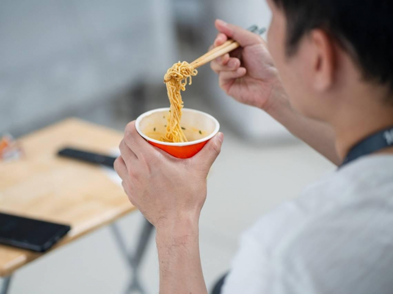 31歲坐牢、47歲破產賠光身家！他靠「一碗麵」翻身創250億財富：人生沒什麼晚不晚，60歲也能有新開始