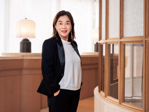 窮到雷雨天仍到田裡撿花生！她從貧戶拼到身價破億，發願「用教育翻轉貧困」：不只捐錢，還要親自看孩子