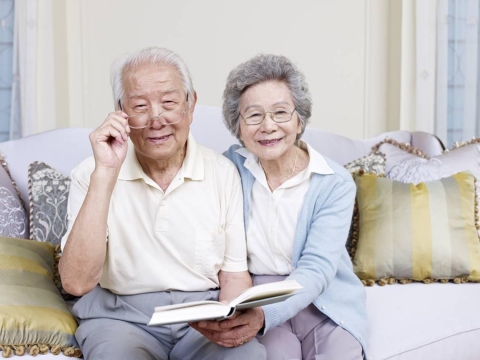 90歲長者靠「這4件事」存腦本，讓大腦年輕30歲！追劇、散步...常玩1遊戲，連中度失智也改善