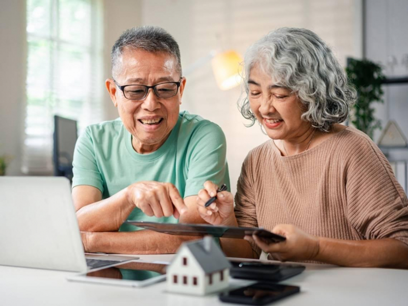 奶奶為幾十塊買菜猶豫、付不起醫藥費硬撐，高中老師驚覺：我們離「下流老人」不遠，4大準備安心過晚年