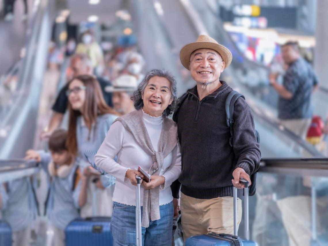 沒存千萬能退休？台大教授精算「450萬」就夠！六旬夫妻年年出國，勞保勞退＋投資這樣做「生活不缺錢」