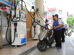 油價破30元！好市多加油站也塞爆...怎麼加油最省，不可以加滿、早上晚上加油有差？破除省錢迷思