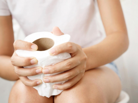 大便太用力「猝死馬桶上」！便祕讓中風、心梗風險增逾2倍…大腸直腸醫揭3招救命：千萬別憋氣