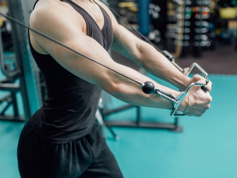 健身網紅37歲竟中風！沒三高、一身肌肉為何說倒就倒？醫揭「2習慣」最傷血管：3個簡單小動作測中風跡象 