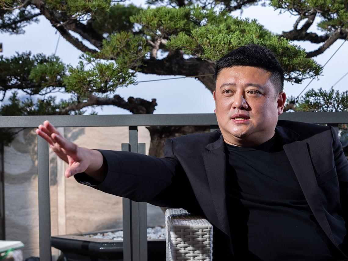 KTV南霸天享溫馨將掛牌上市！好膽衝好樂迪門口發傳單，二代靠「彎腰學」收服老員工，打造年收12億娛樂帝國