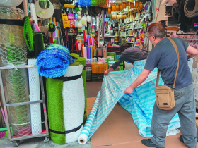 塑膠提袋價暴漲5成又掀囤貨潮，買菜一個多花2元！紙盒、絲襪、醫材…廠商釀漲下游喊苦，物價會飆？