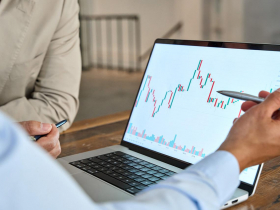 配置篇 》  平衡型抗震、多資產型押寶「科技長青」 攻守混搭術  他們戰火下跑贏大盤