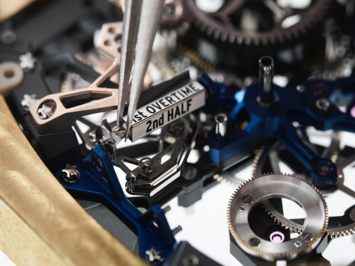 綠茵戰場的優雅應援 RM 41-01足球陀飛輪腕錶