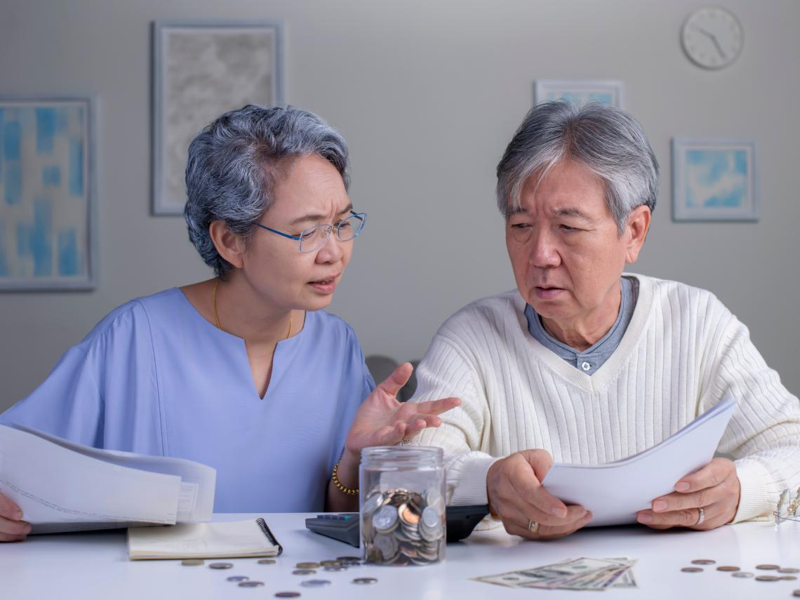 勞保月領2萬竟是老後貧窮線？中年2大殘酷現實：月薪5萬、退休也要月收5萬...50歲存到千萬退休金的資產配置術