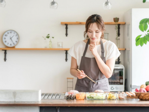 職場習慣一心多用，怎麼才退休就「記憶斷片」？58歲女高管憂失智…心理師3策略拯救「多工型健忘」