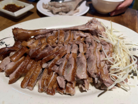 謝金河爬台北大縱走！行經霧茫茫山稜線嘆「只緣身在此山中」，再嚐1必比登美食：便宜又好吃