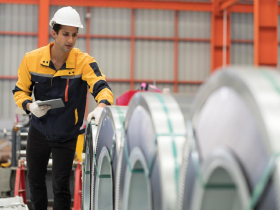 中東最大鋁廠遭轟炸，全球9%鋁供應陷危機...鋁價飆升誰先賺？大成鋼、中鋼...5檔受惠股出列「手上有貨才是王」