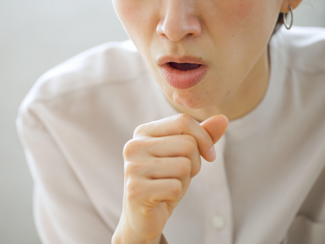 感冒好了卻咳不停？61歲婦乾咳一個月崩潰就醫…胸腔醫提醒別拖過3週：清痰變「這顏色」是警訊