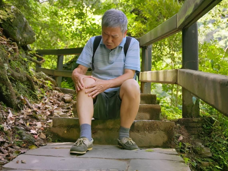 健走到100歲的6大技巧！膝痛權威醫不藏私：居家暖膝、襪子體操…劇烈疼痛立刻緩解「先做這個」