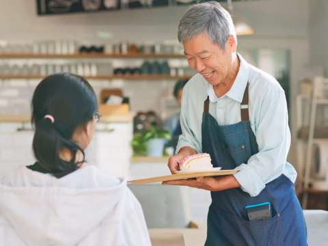 他們退休後到超商、車行打工，賺到比「投資」更安穩收入！施昇輝：放下顯赫經歷，開啟第三人生機會