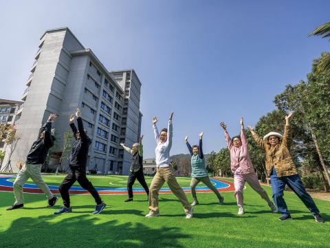 奮鬥40年守起家厝，兒子卻說「走了給現金就好」！老姊弟變現房產換健康：徜徉山林「讓變老慢一點」
