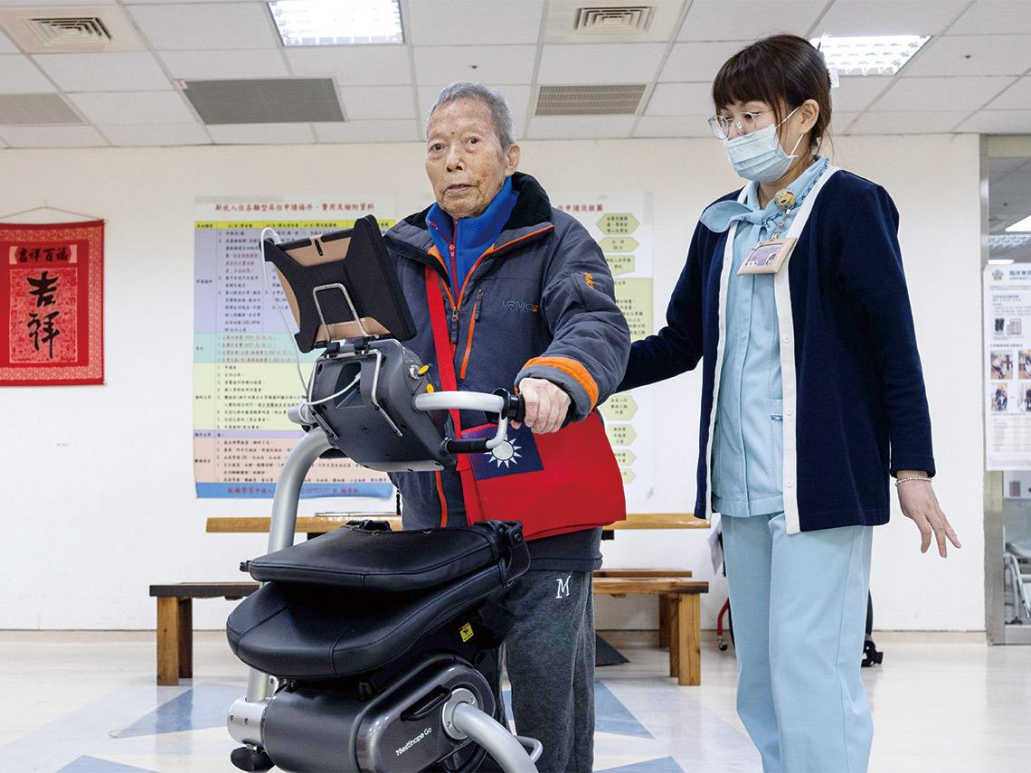 智慧照護》陪聊機器人、遠距醫療進駐  失智專區設計充滿人味　板橋榮家  科技換回陪伴的溫度