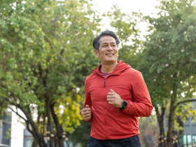 64歲大叔「超慢跑」1年瘦13公斤、衣服尺寸XL→M！超慢跑是什麼？跑步掌握2技巧，不傷膝蓋、逆轉三高又防癌