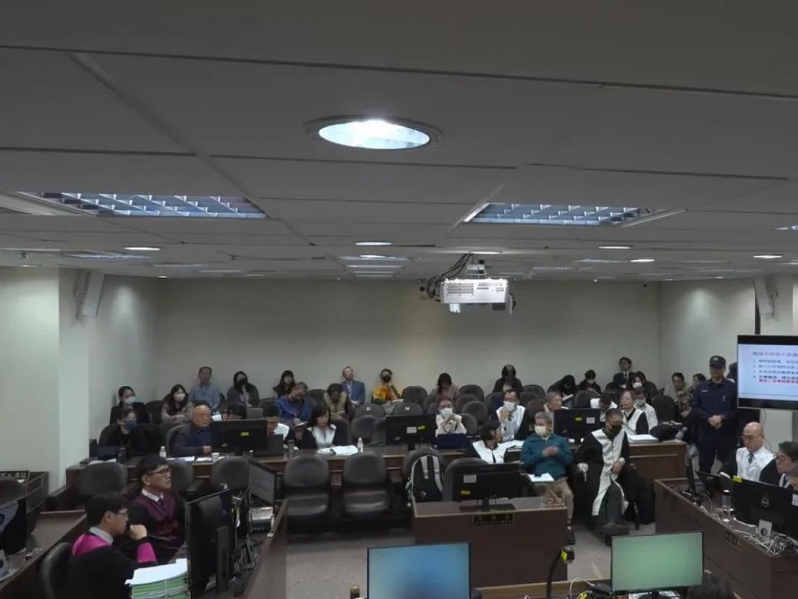 影／柯文哲市長室踩飛輪，收300萬稱只是「轉手」！檢察官神回：勉強算自行車手…柯辯護律師也笑場