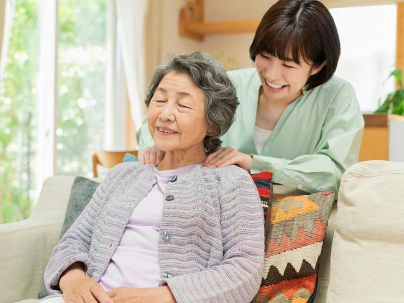 帶爸媽吃大餐、送掃地機器人都被嫌棄...中年人的4個反思：放下「改造父母」執念，才是最高級的孝順