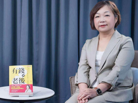 退休後買0056穩領息就好？為何她放棄高股息、改買0050？「賣股換現金」7年試算，存款越花越多