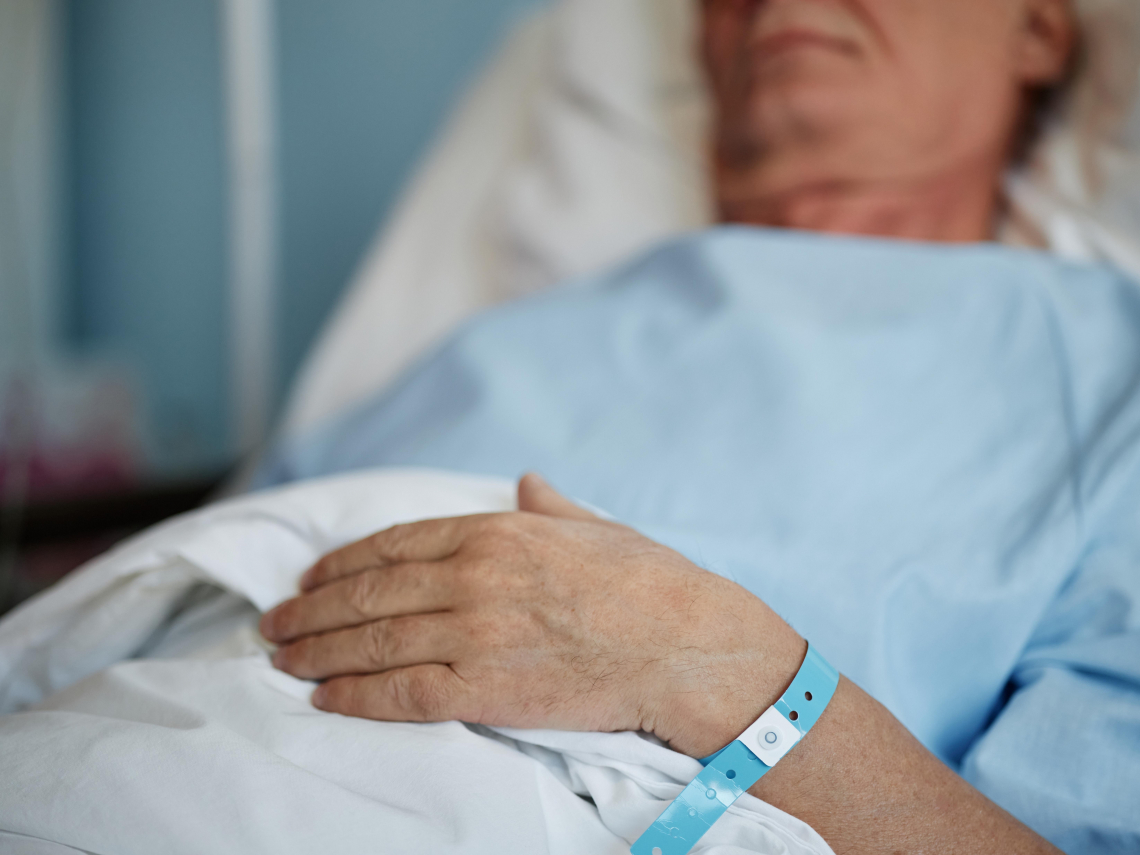 立百病毒致死率75%，8症狀像感冒、列法定傳染病！台灣人愛去的國家警戒：別吃這些食物…傳染途徑懶人包