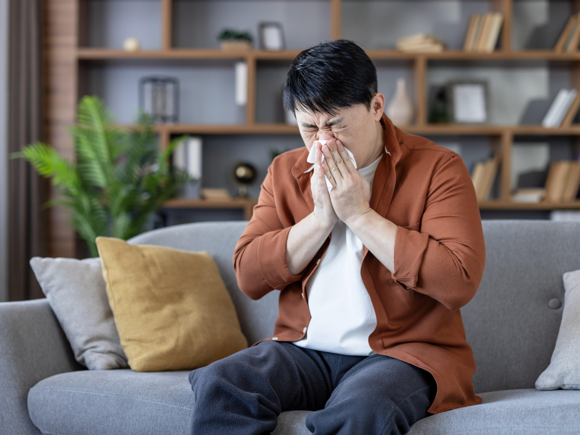 不只流鼻水，過敏性鼻炎還「偷走肌肉」！他1天用光1包衛生紙崩潰…醫點名飲食禁忌：吃這些抗發炎