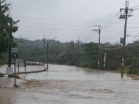 天氣／二級淹水警戒「2縣市」注意！大豪雨連炸苗栗淹水、台鐵部分中斷…再來這8縣市雷雨接棒