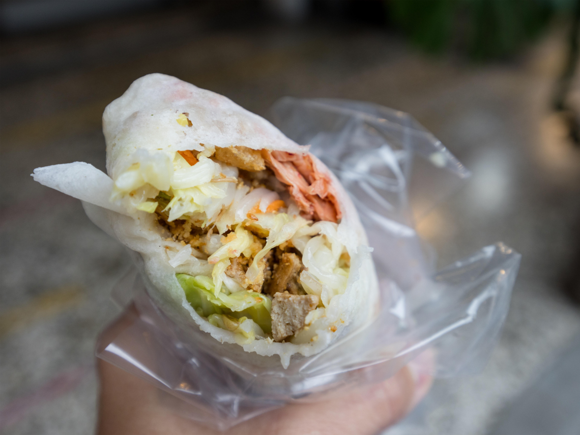 高雄吃春捲食物中毒，被害人增至134人... 清明節正義市場爆食安危機，業者竟涉嫌隱匿食材