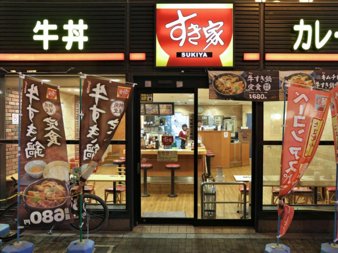 SUKIYA創辦人77歲心肌梗塞驟逝…東大輟學到吉野家打工、34歲創業拼出日本最大牛丼店すき家，再收購儂特利